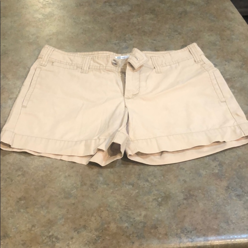 Gap women’s favorite khaki shorts size 6